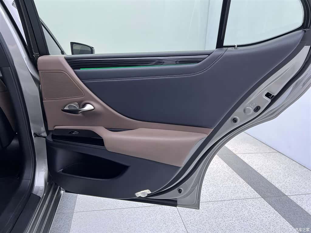 Lexus ES, 2023 25