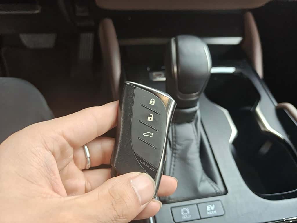 Lexus ES, 2025 9