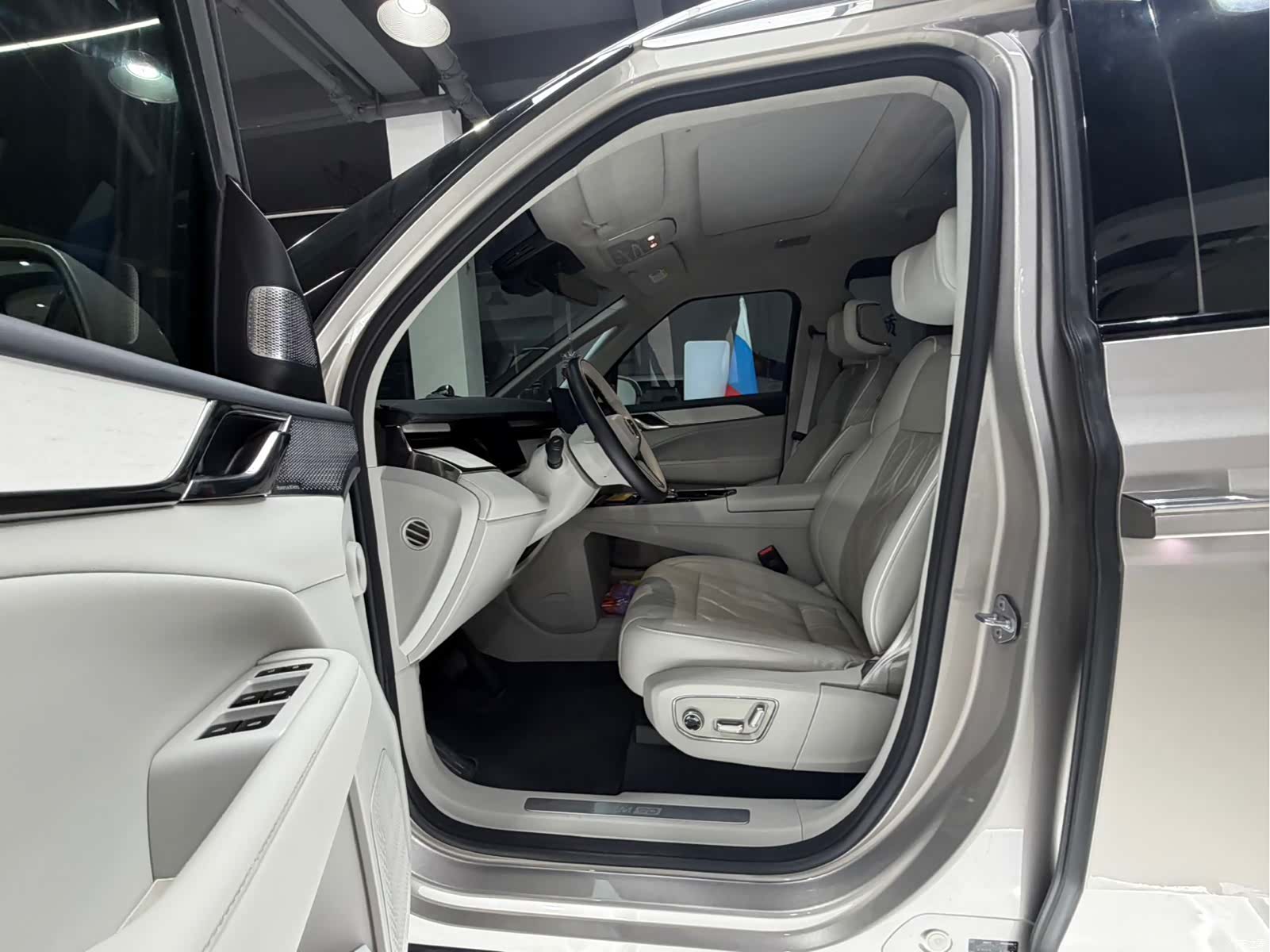 Volvo EM90, 2024 10