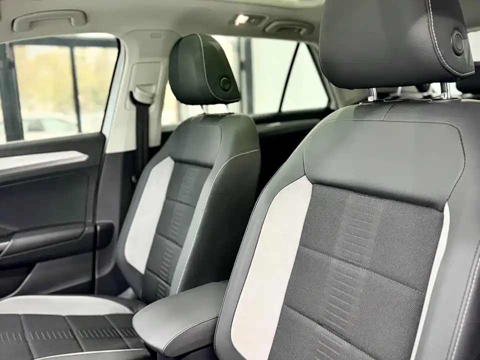 Volkswagen T-ROC exploring Songs