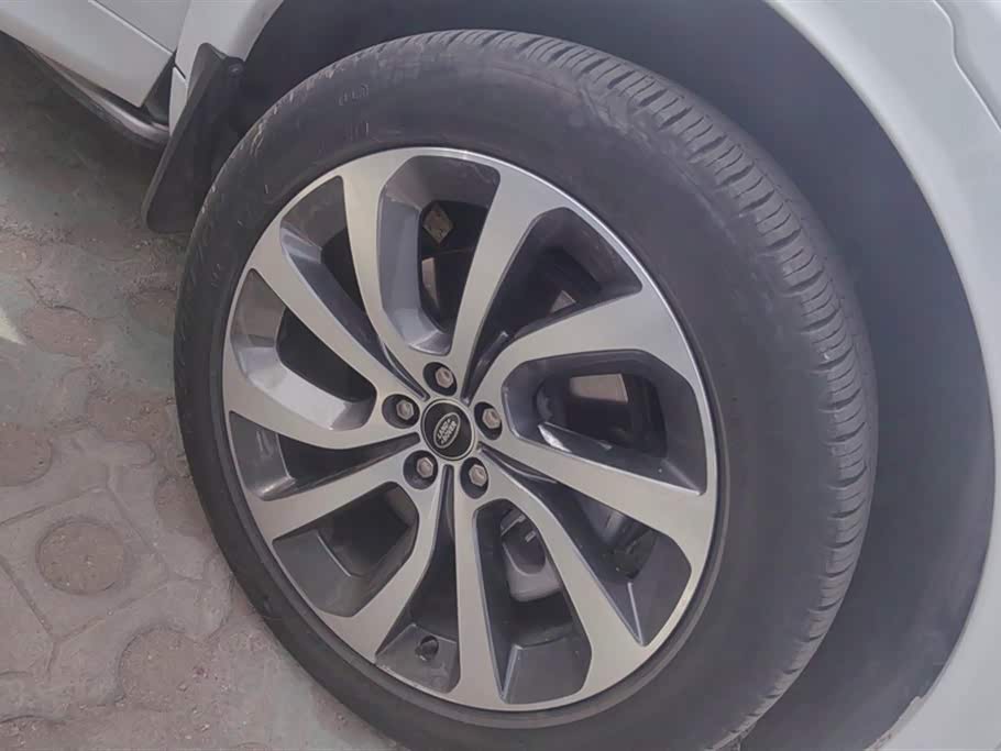 Land Rover Discover sources for sports