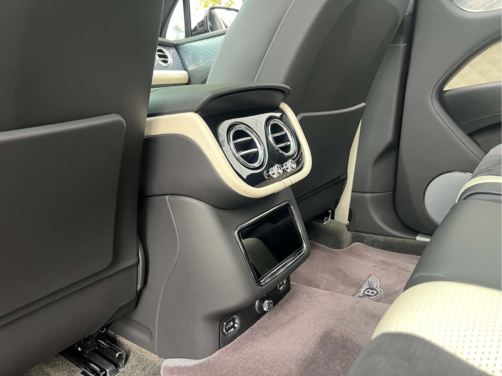 Bentley Bentayga, 2023 14