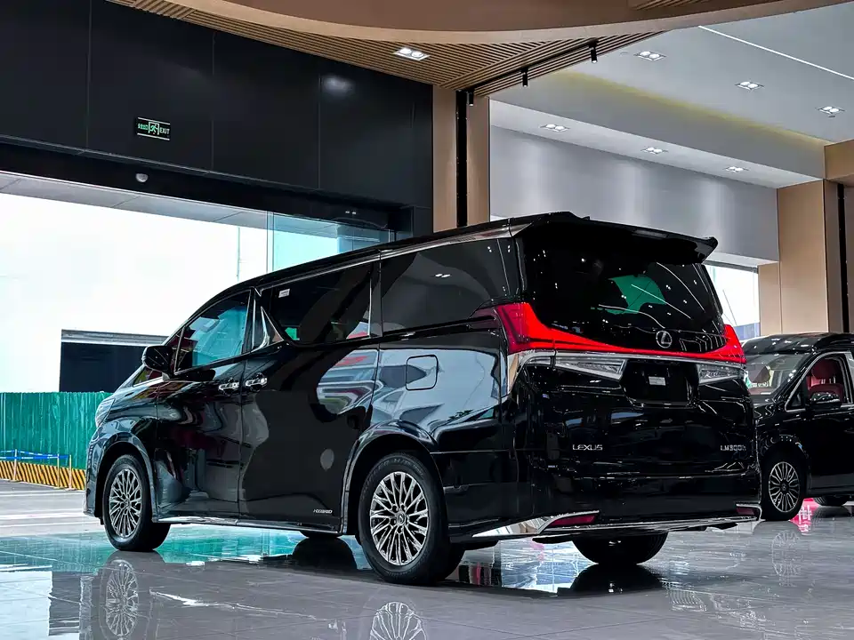 Lexus LM