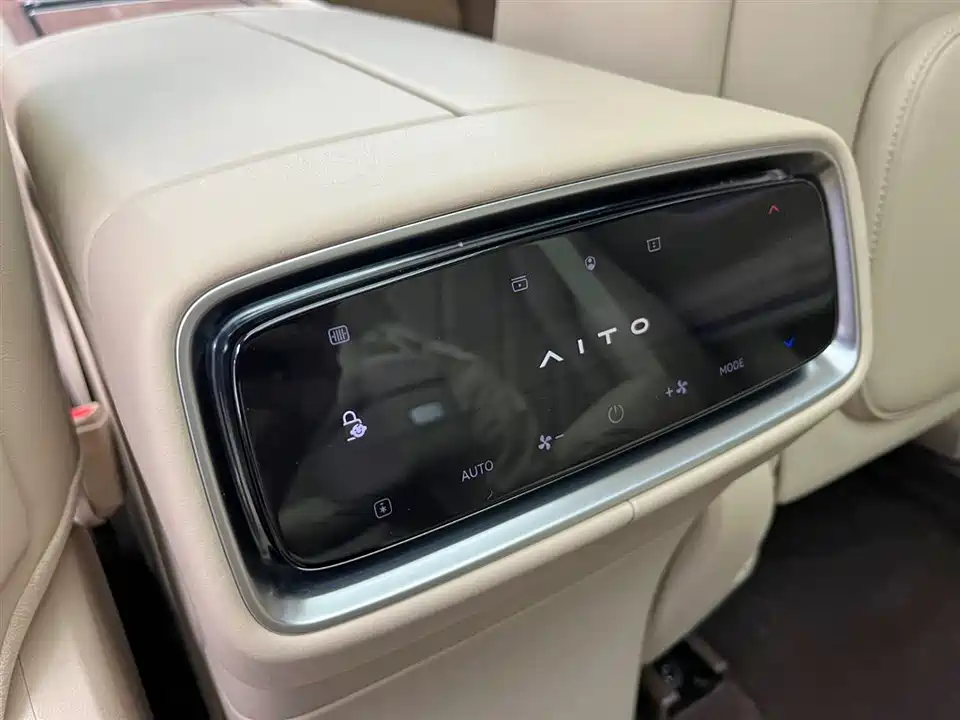 AITO Ask the world M9