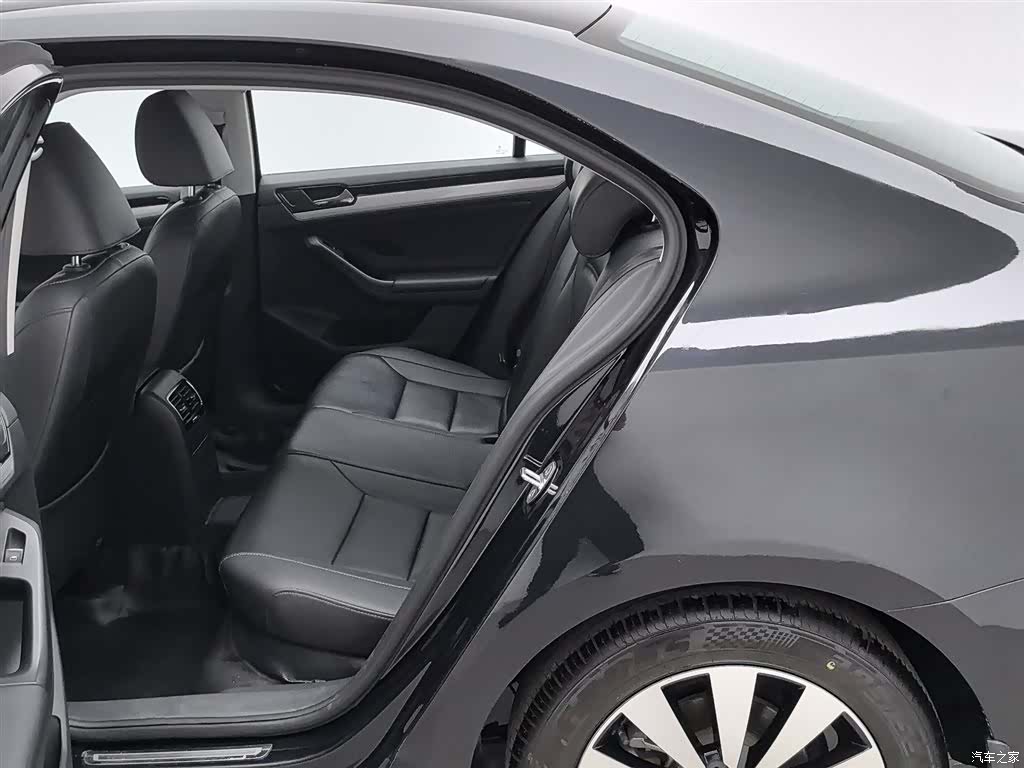 Volkswagen Sagitar, 2017 15