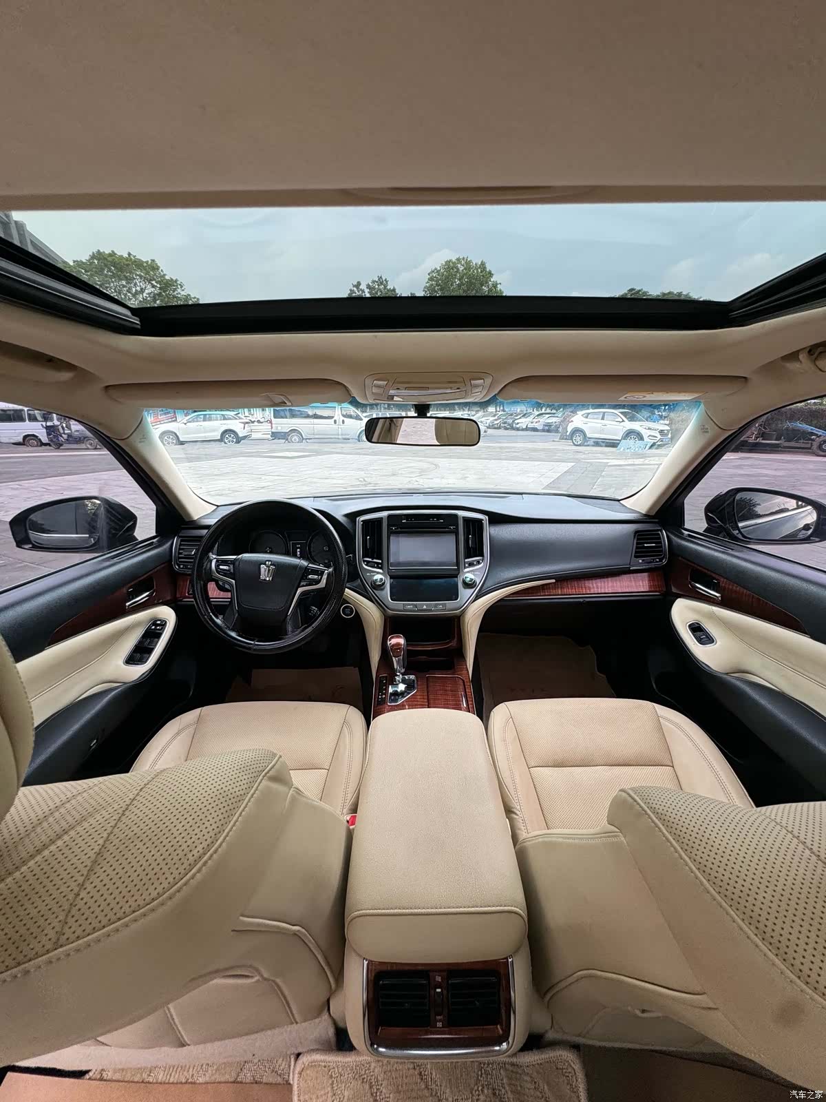Toyota Crown, 2017 все фото