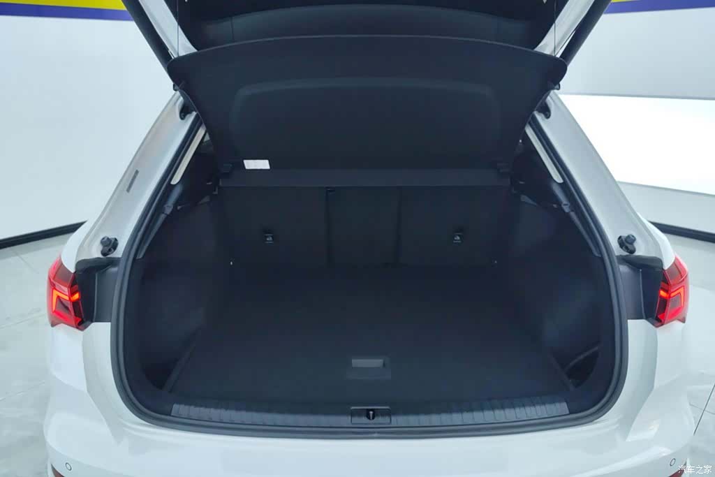 Audi Q3, 2021 4