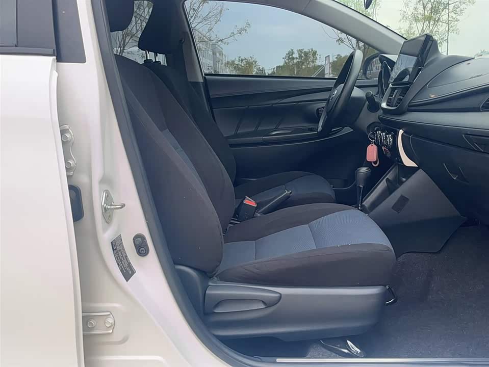 Toyota YARiS L to enjoy