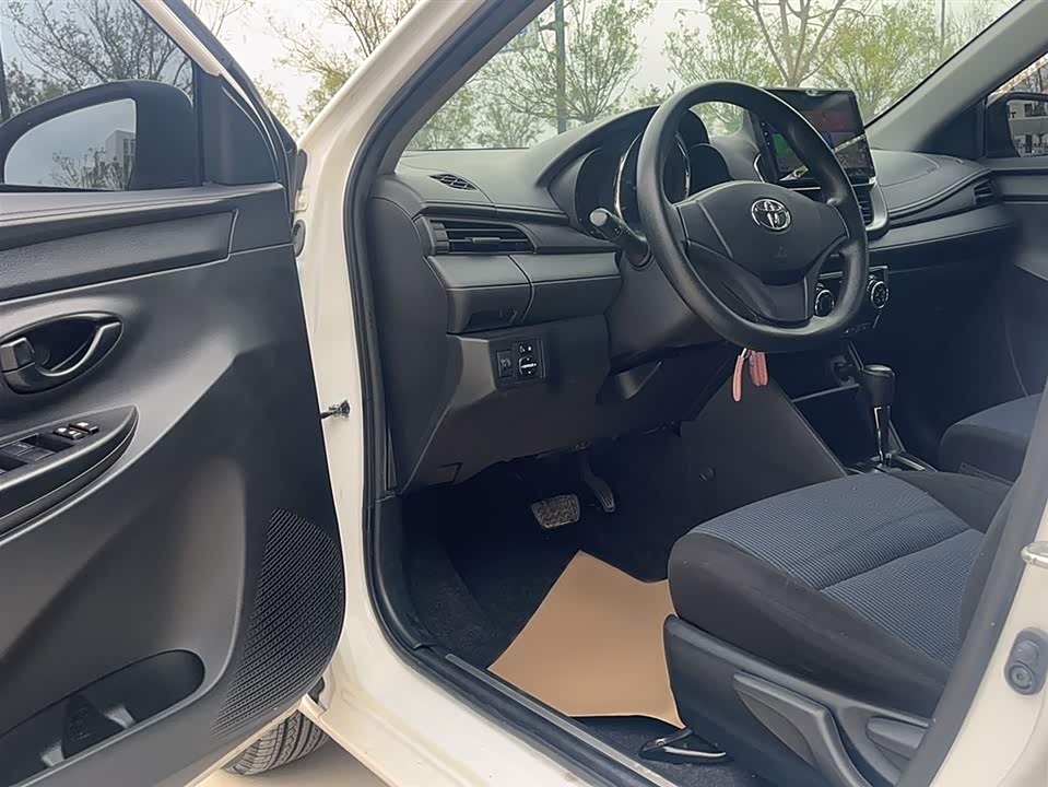 Toyota YARiS L to enjoy