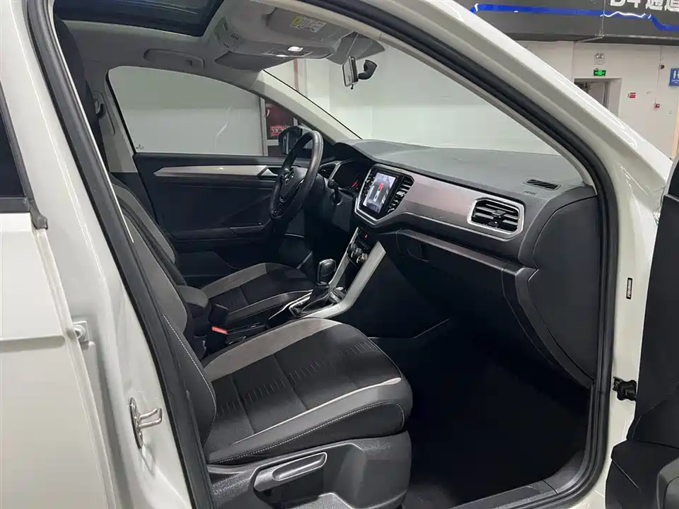 Volkswagen T-ROC exploring Songs