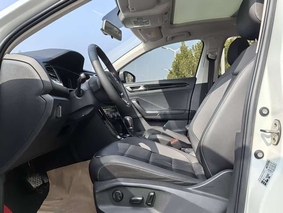 Volkswagen T-ROC exploring Songs