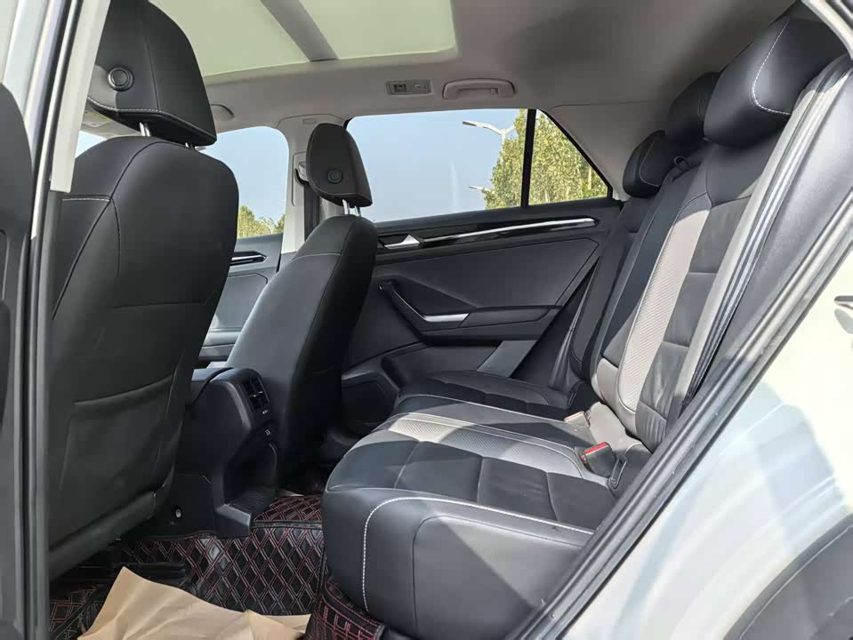 Volkswagen T-ROC exploring Songs