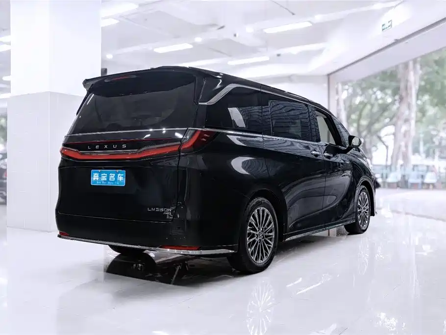 Lexus LM