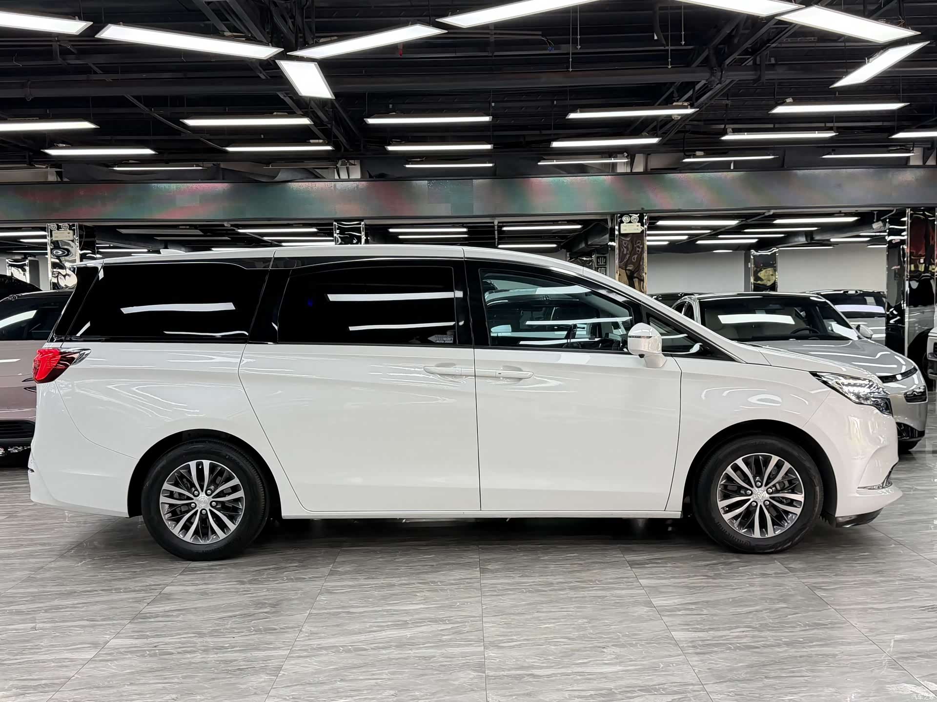 Buick GL8, 2023 4