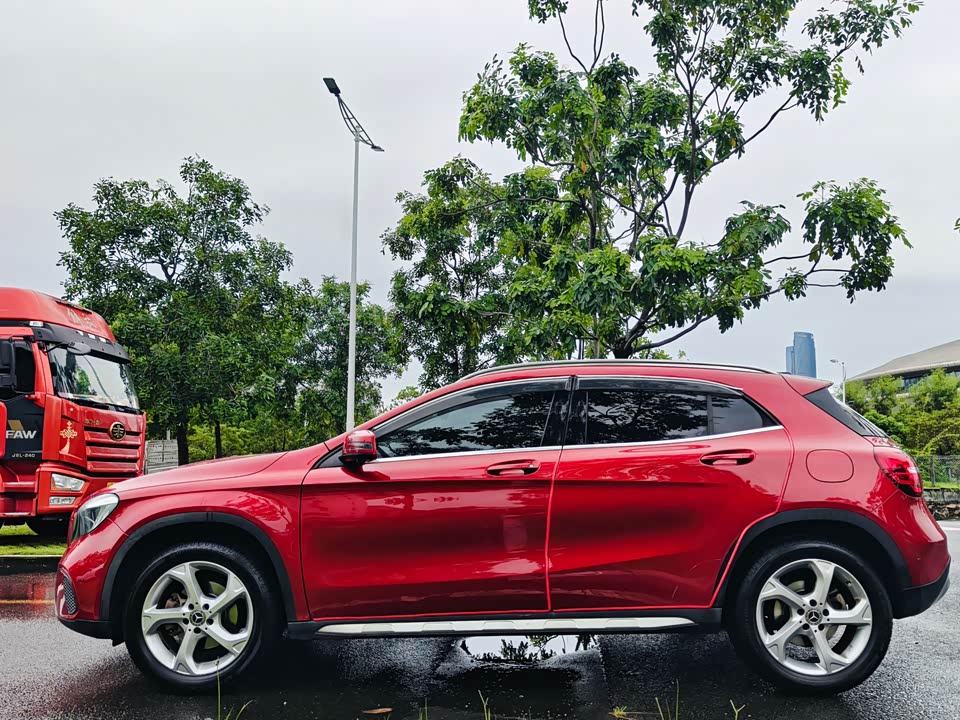 Mercedes-Benz GLA Mercedes-Benz GLA