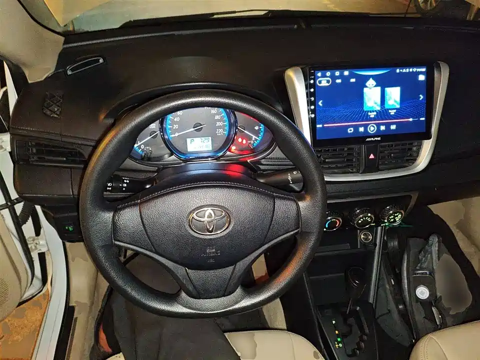 Toyota YARiS L to enjoy