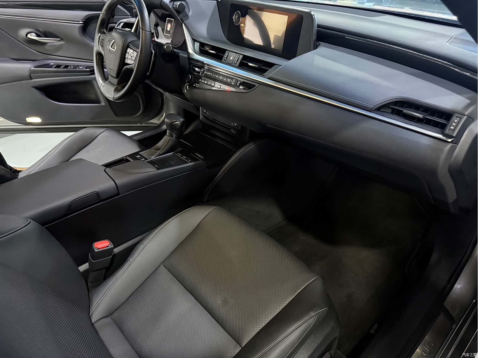 Lexus ES, 2019 12