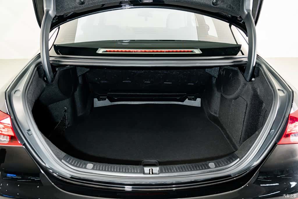 Mercedes-Benz E-Class, 2023 23