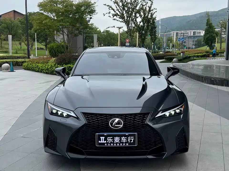 Lexus IS