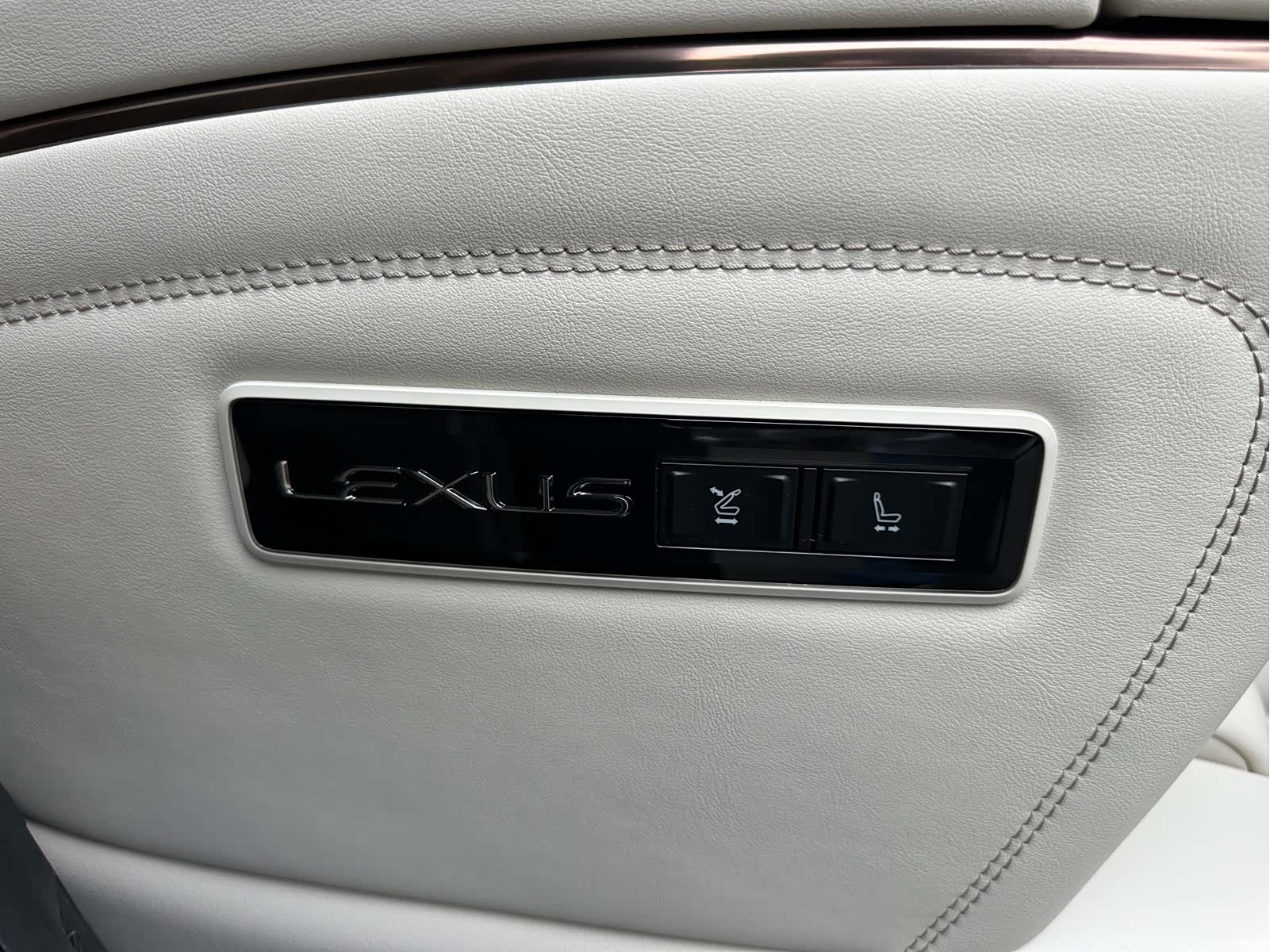 Lexus LM, 2025 4