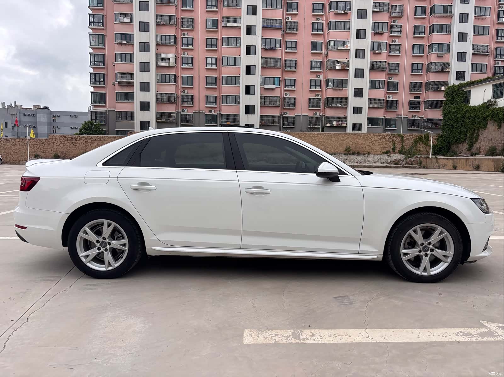 Audi A4L, 2018 все фото