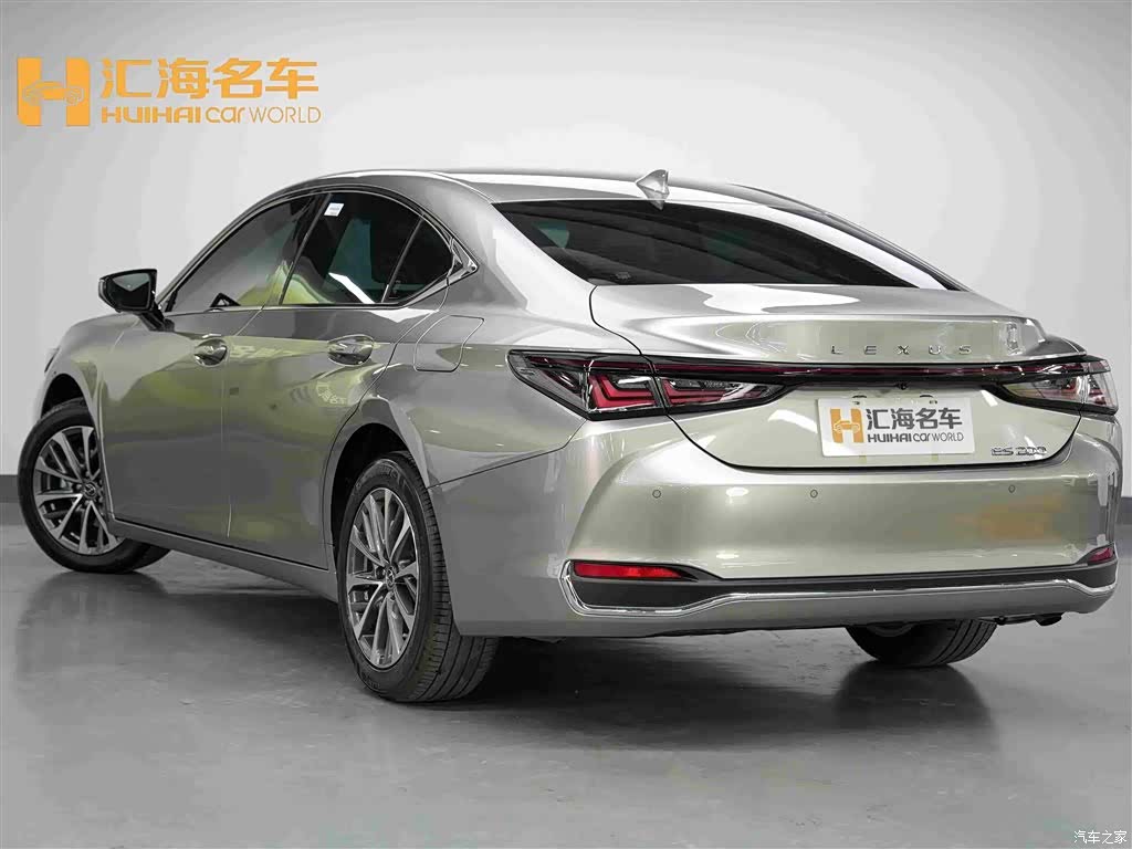 Lexus ES, 2025 4