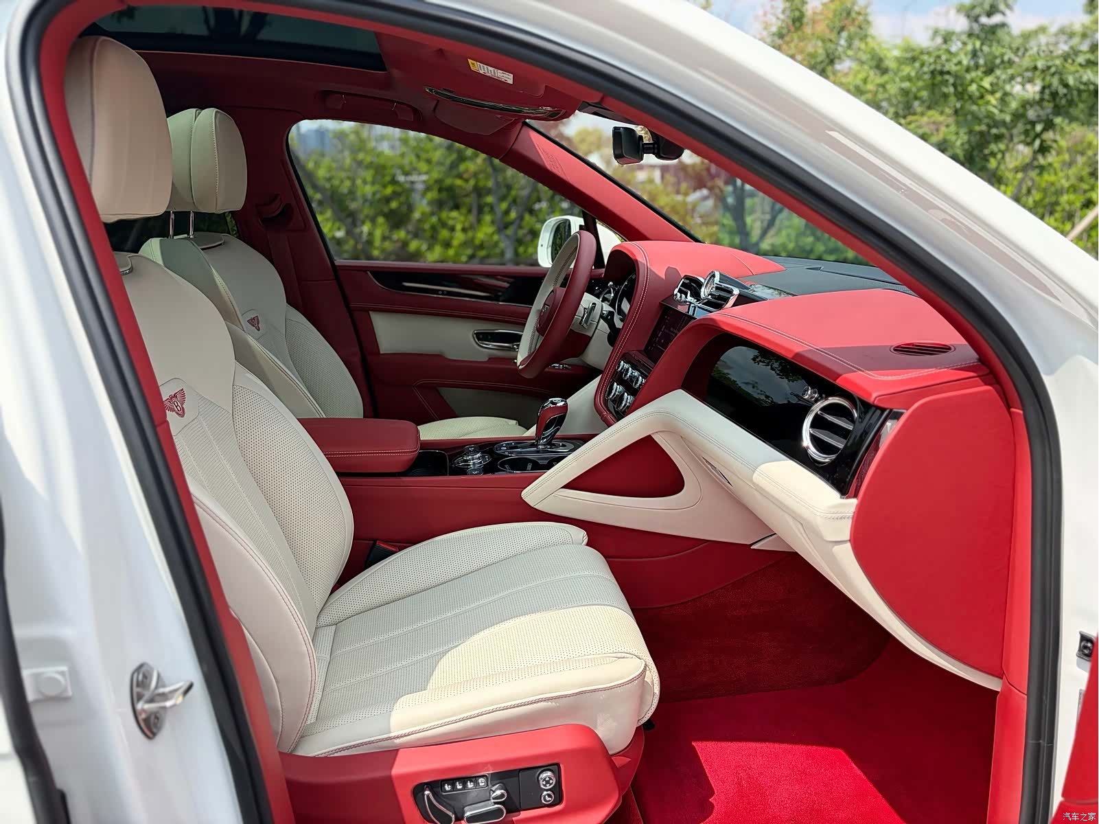 Bentley Bentayga, 2022 14