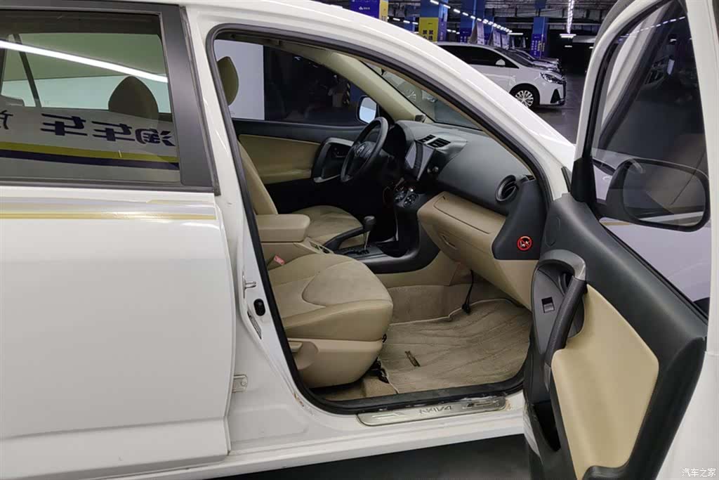 Toyota RAV4, 2011 8