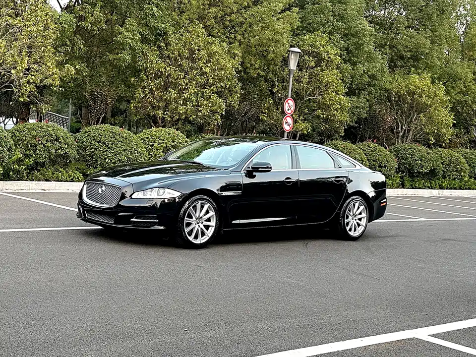 Jaguar XJ