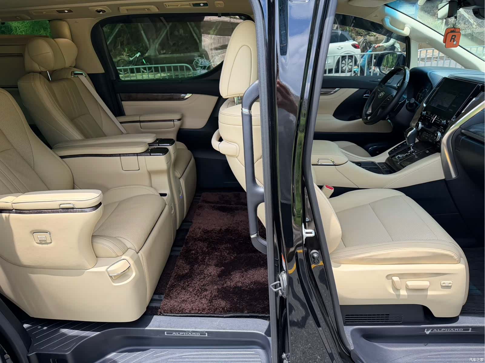 Toyota Alphard, 2022 10