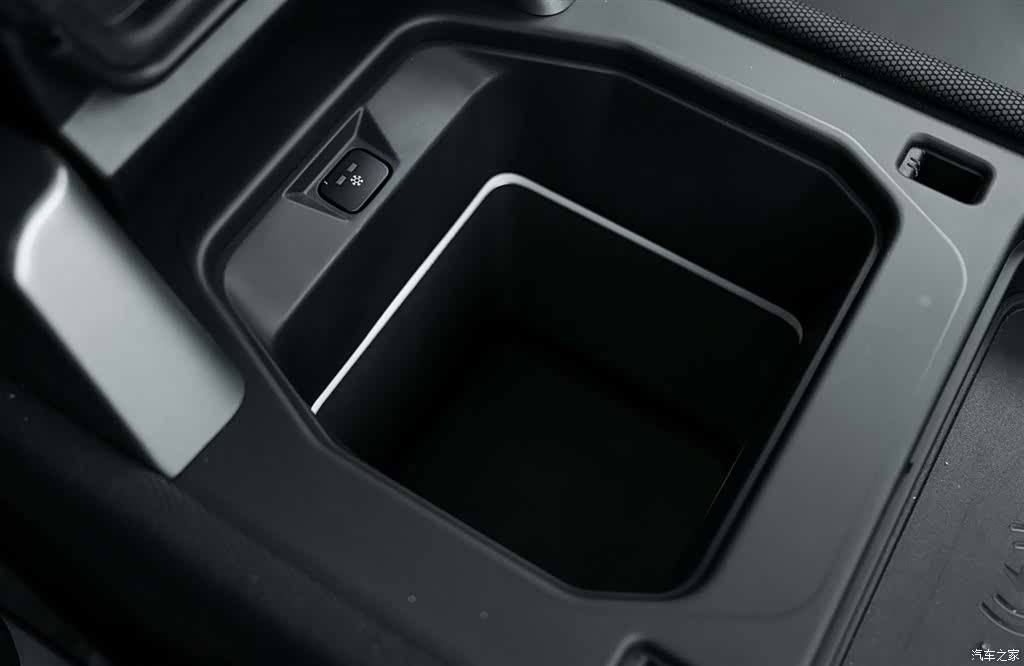 Land Rover Defender, 2023 24