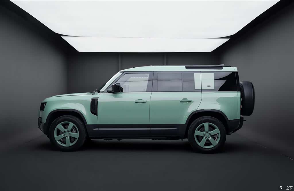 Land Rover Defender, 2023 3