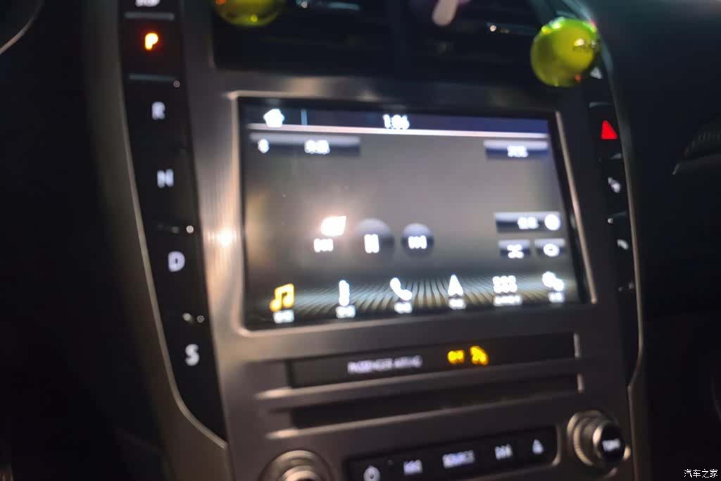 Lincoln MKZ, 2019 13