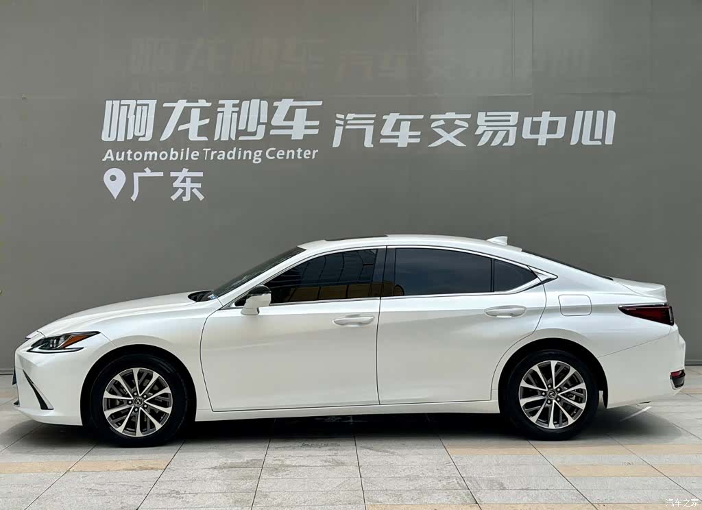Lexus ES, 2024 3