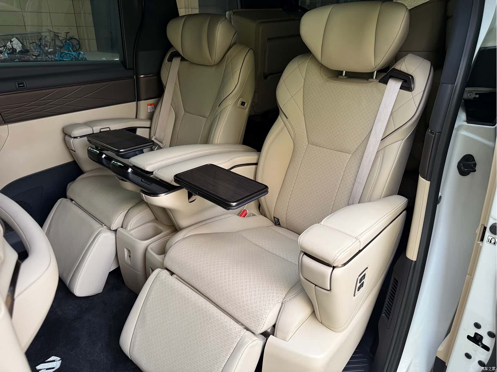 Toyota Alphard, 2023 11