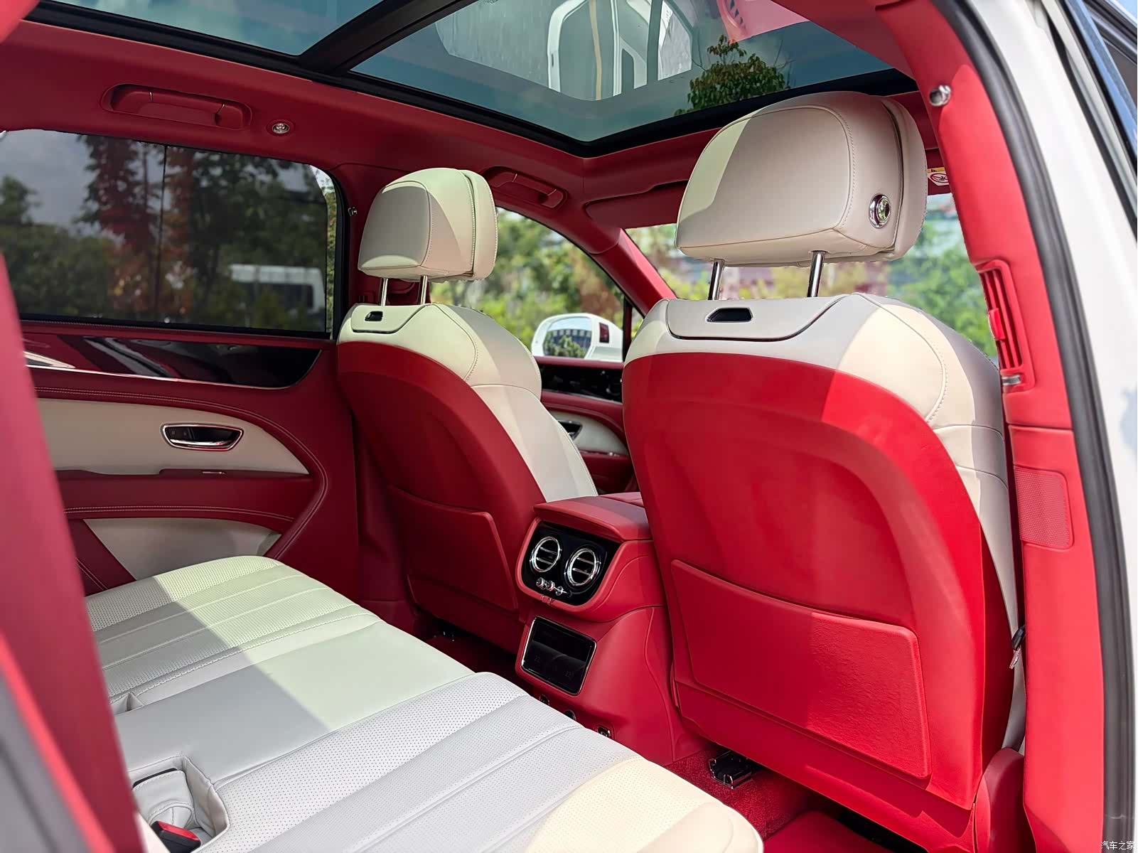 Bentley Bentayga, 2022 17