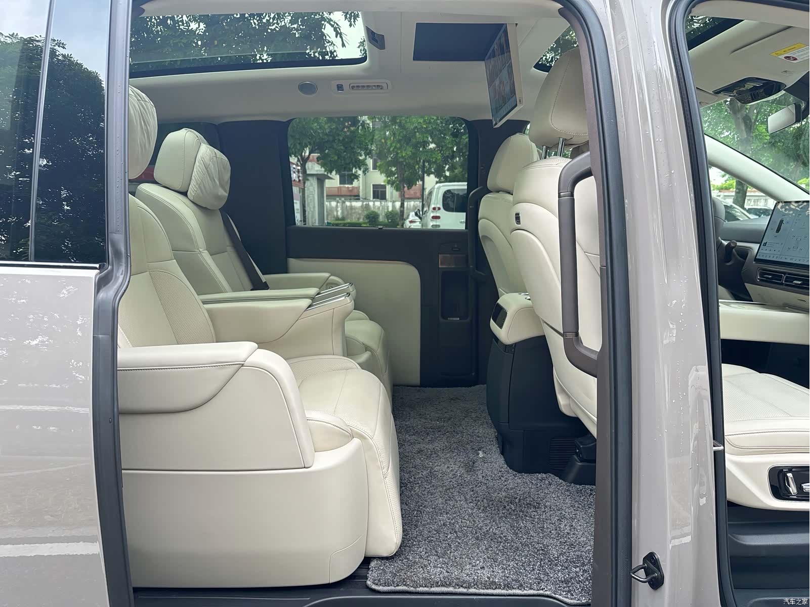 Li Auto MEGA, 2024 17