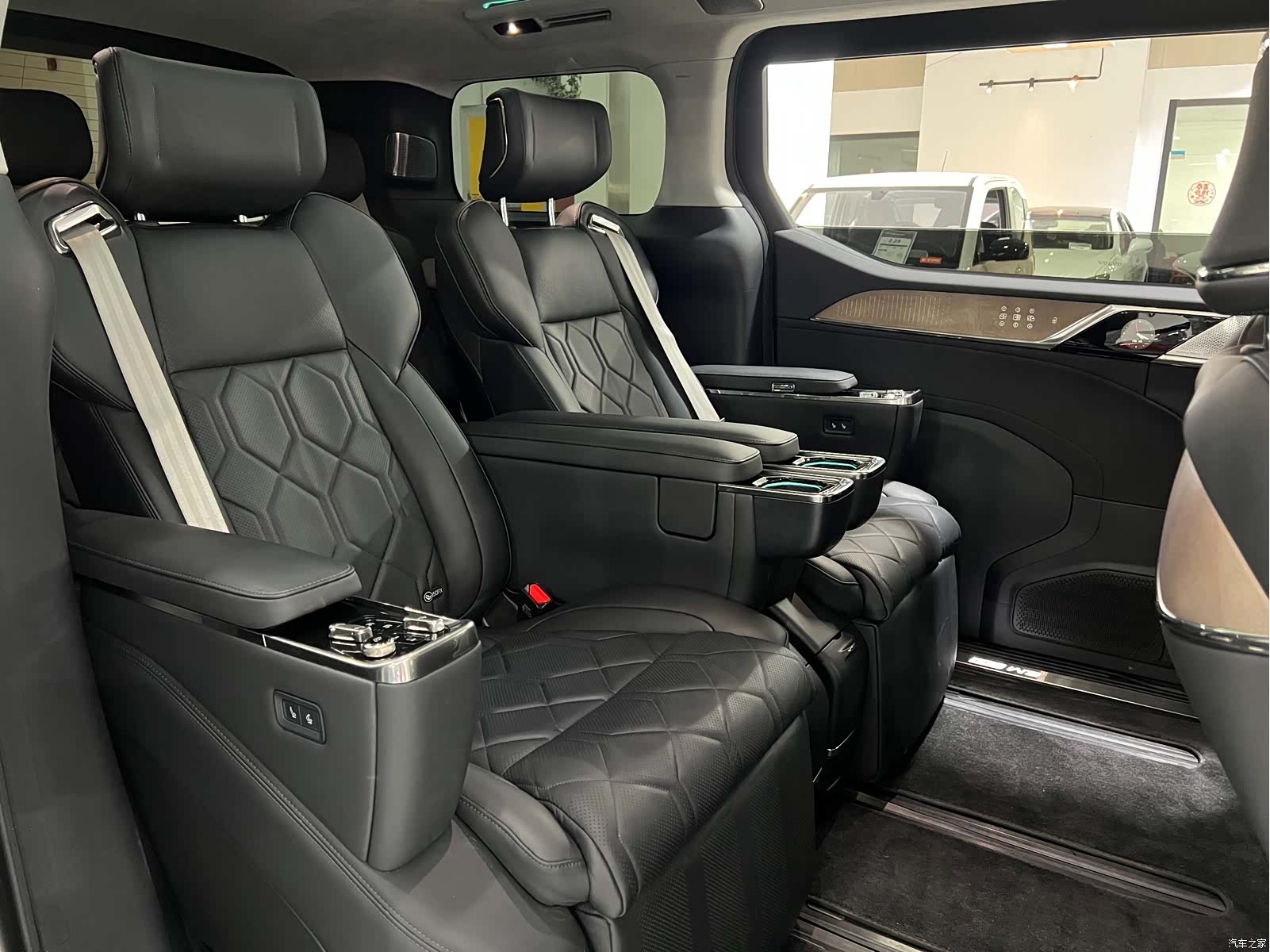 Volvo EM90, 2024 17