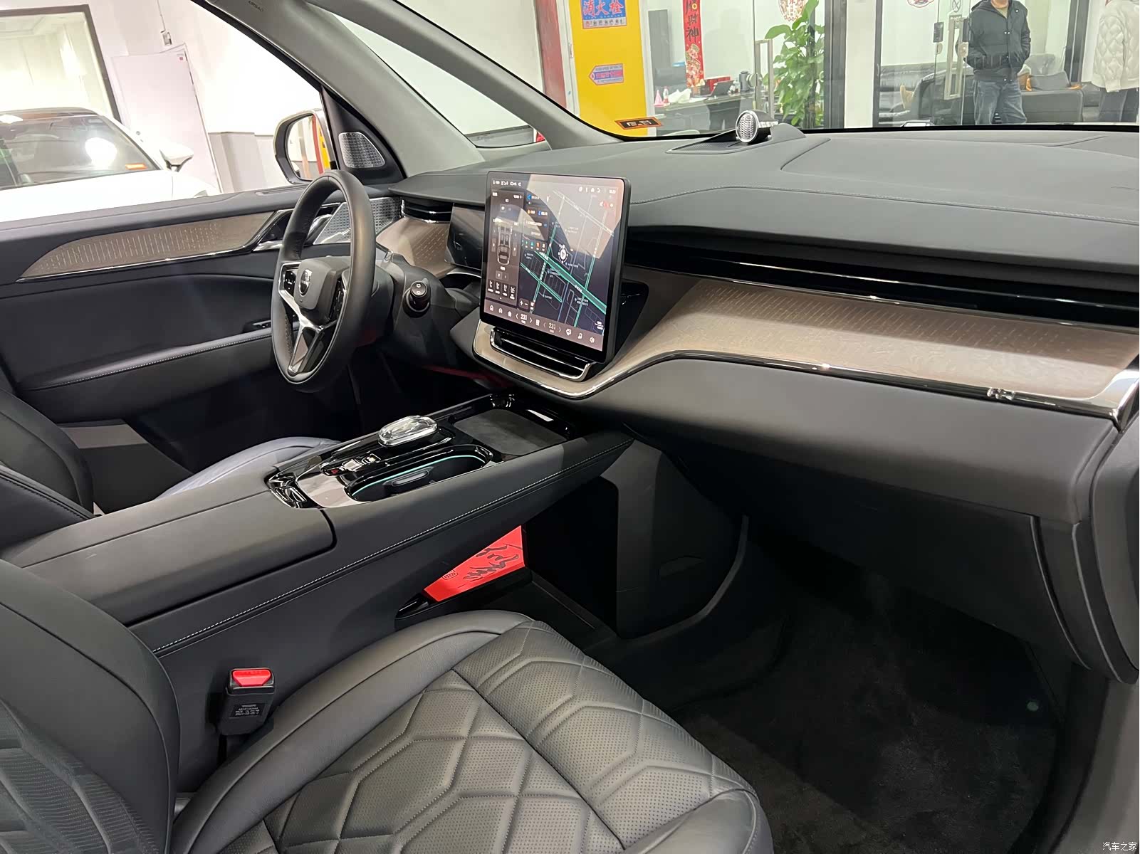 Volvo EM90, 2024 13
