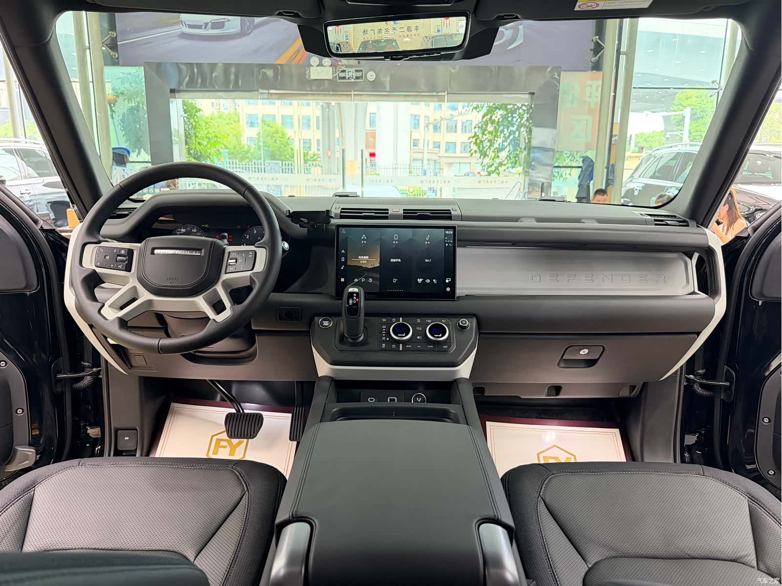 Land Rover Defender, 2024 13