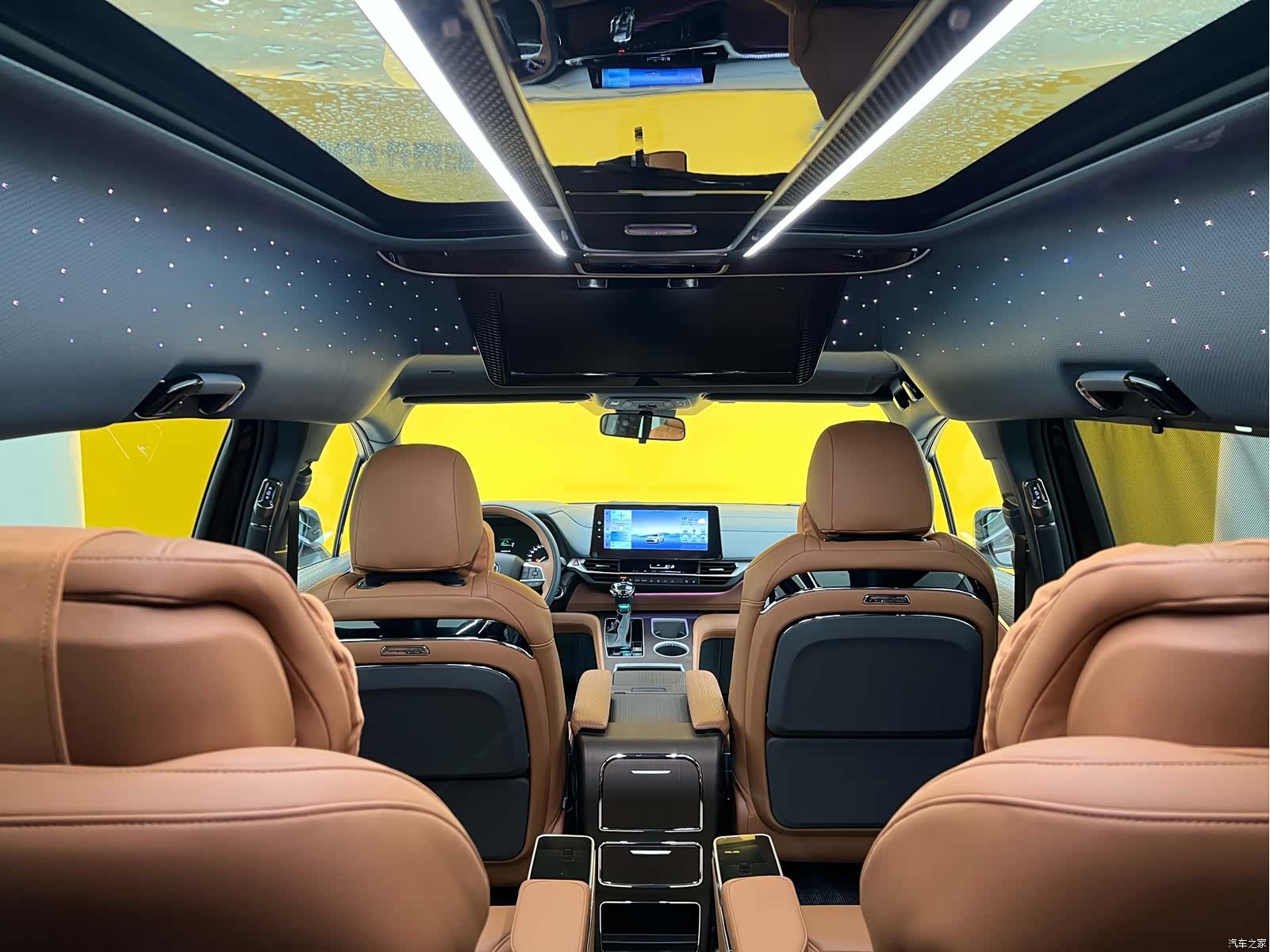 Toyota Granvia, 2024 30