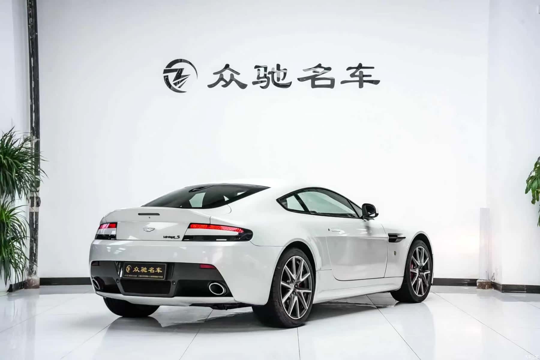 Aston Martin Vantage, 2013 8