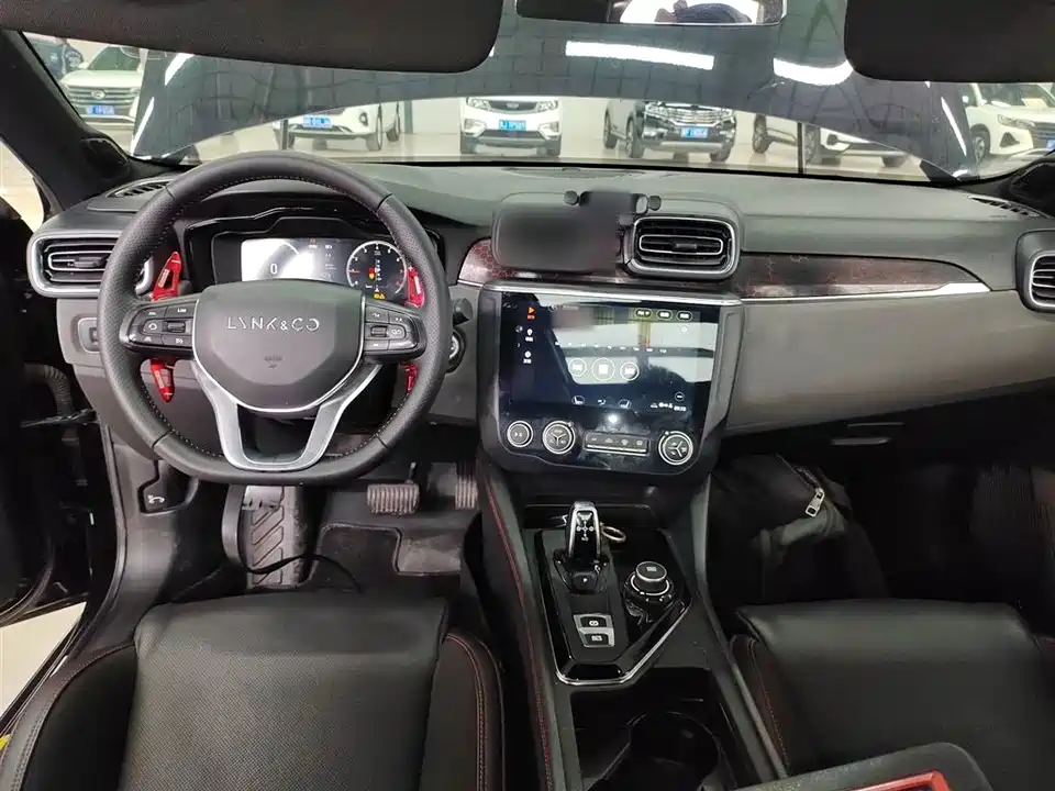 Lynk & Co 03