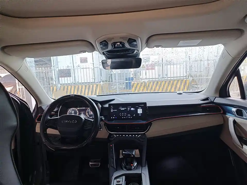 Lynk & Co 06