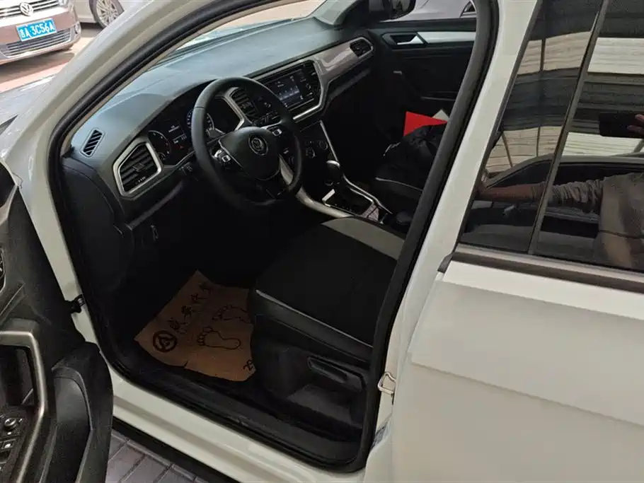 Volkswagen T-ROC exploring Songs