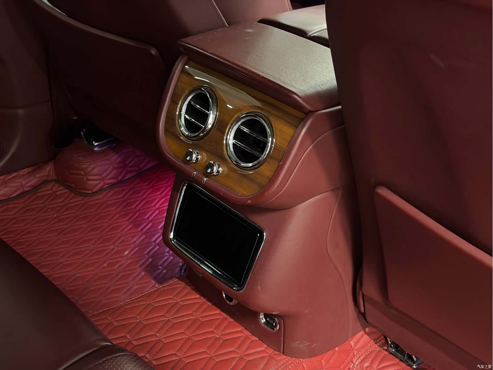 Bentley Bentayga, 2022 9