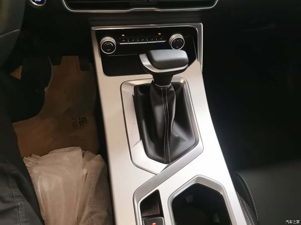 Geely Coolray, 2026 14