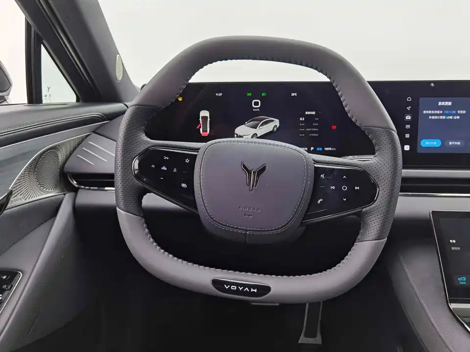 VOYAH Lantu chasing light