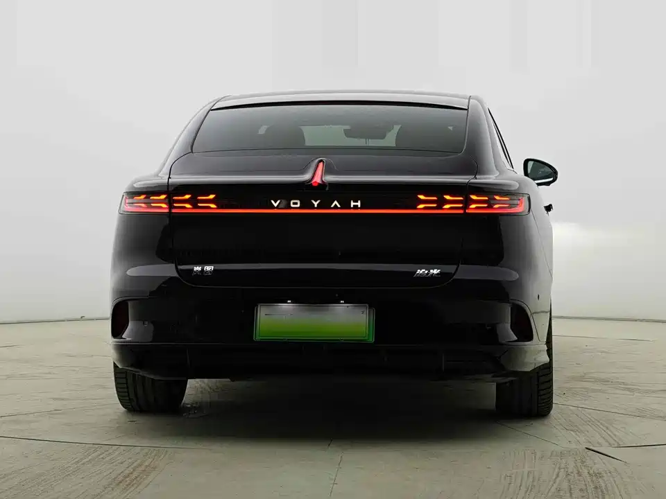 VOYAH Lantu chasing light