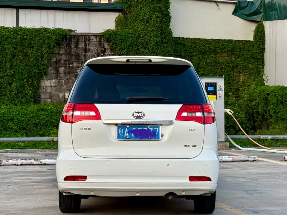 BYD M6
